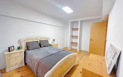 Bedroom of Flat to share in  Valencia Capital  with Balcony