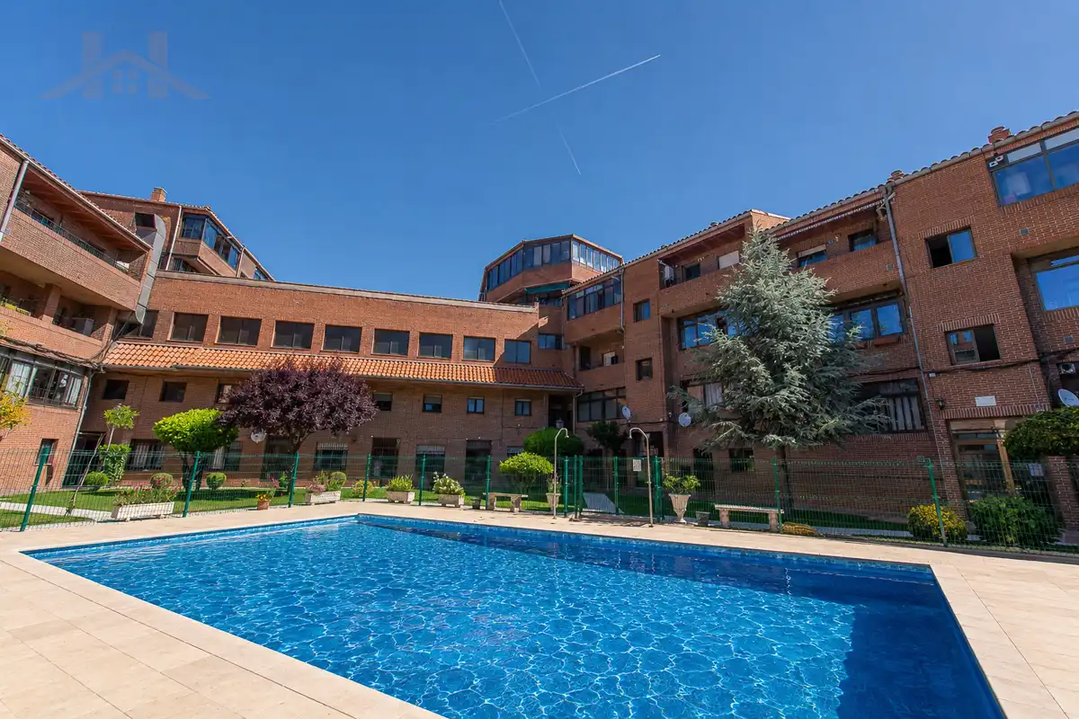 Piscina de Dúplex en venta en Manzanares El Real con Calefacción, Amueblado y Piscina comunitaria