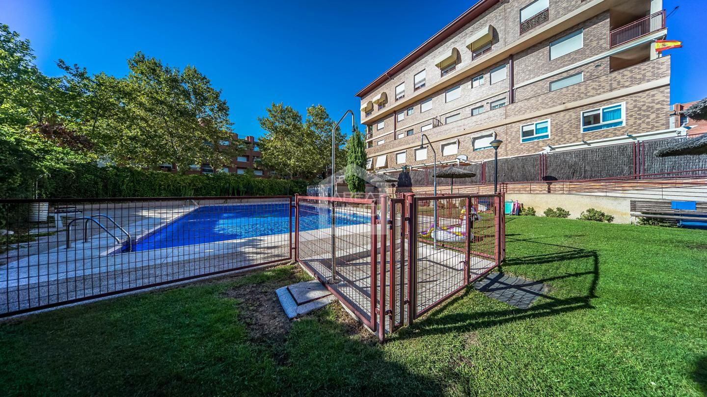 Piscina de Dúplex en venda en Alcorcón amb Aire condicionat, Calefacció i Terrassa