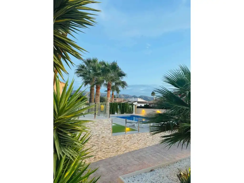 Vista exterior de Casa o xalet en venda en L'Alfàs del Pi amb Aire condicionat, Terrassa i Piscina