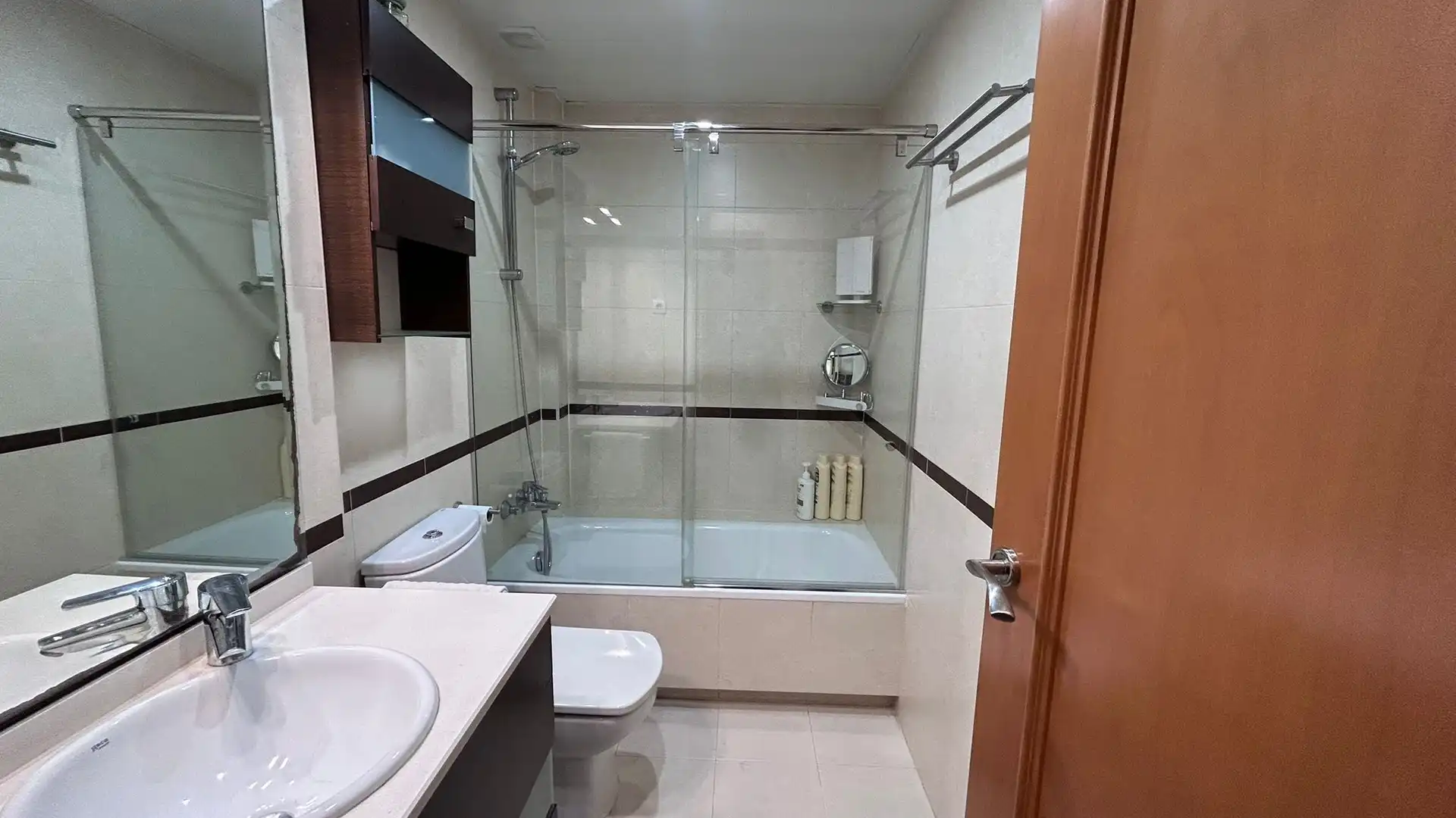 Bathroom of Ground floor for sale in Cornellà de Llobregat  with Storage room