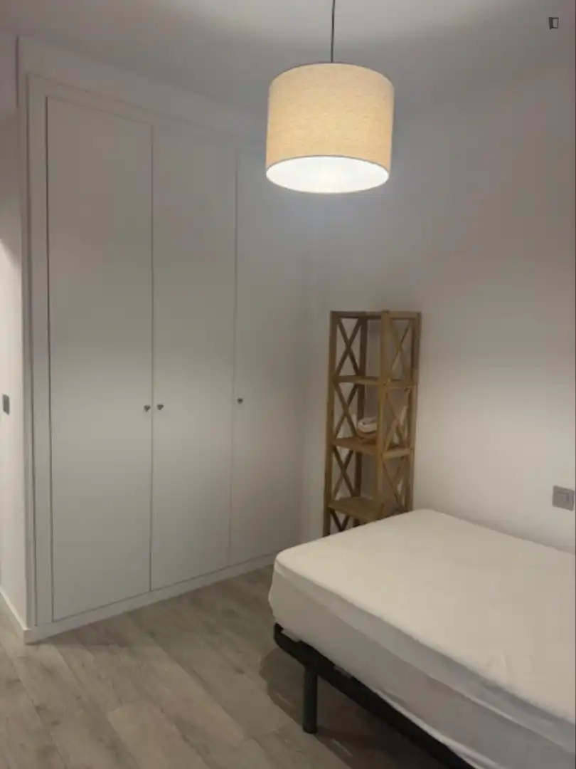 Habitación de Apartamento de alquiler en Dos Hermanas con Aire acondicionado, Calefacción y Amueblado