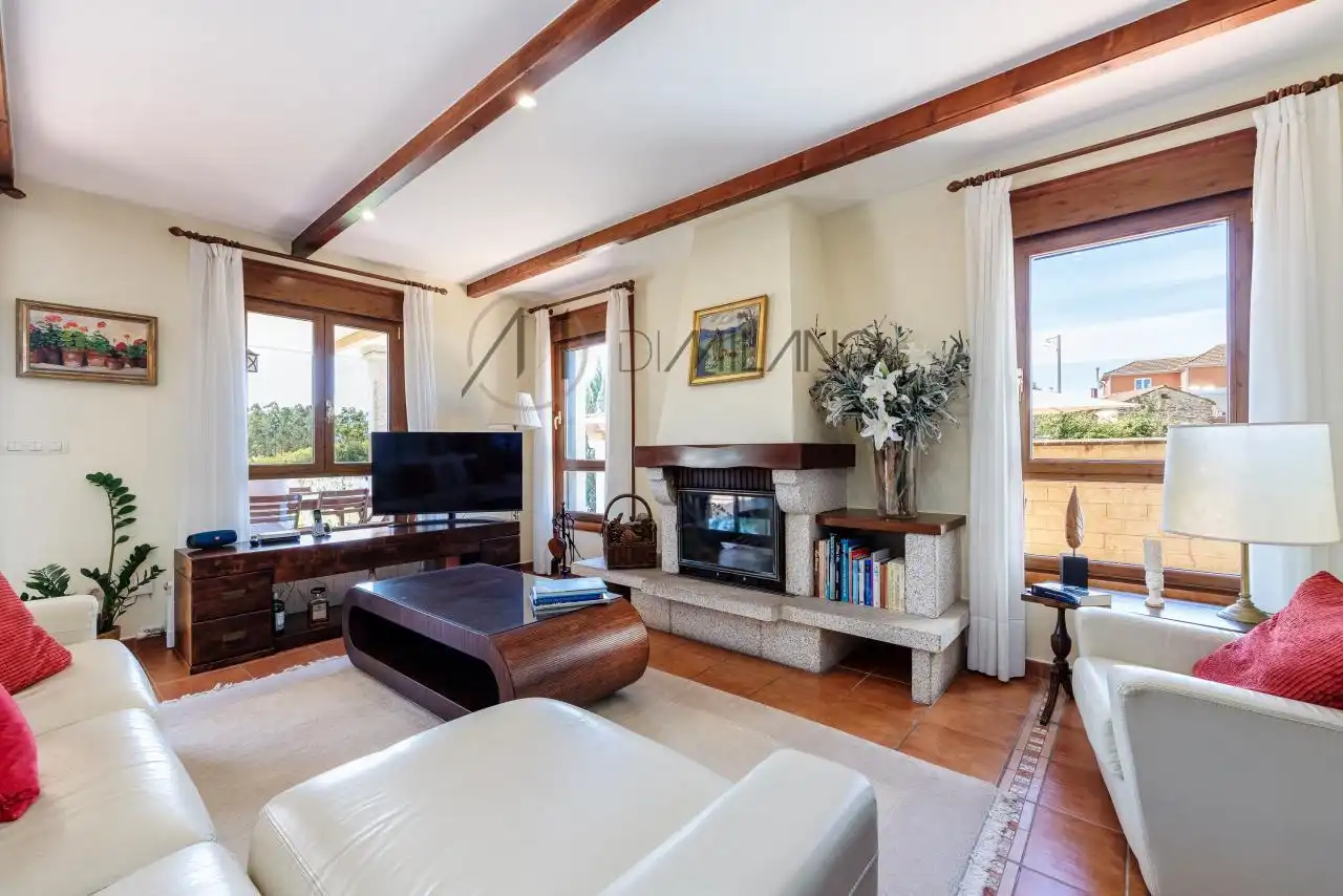 Sala d'estar de Casa o xalet en venda en Tomiño amb Calefacció, Jardí privat i Terrassa