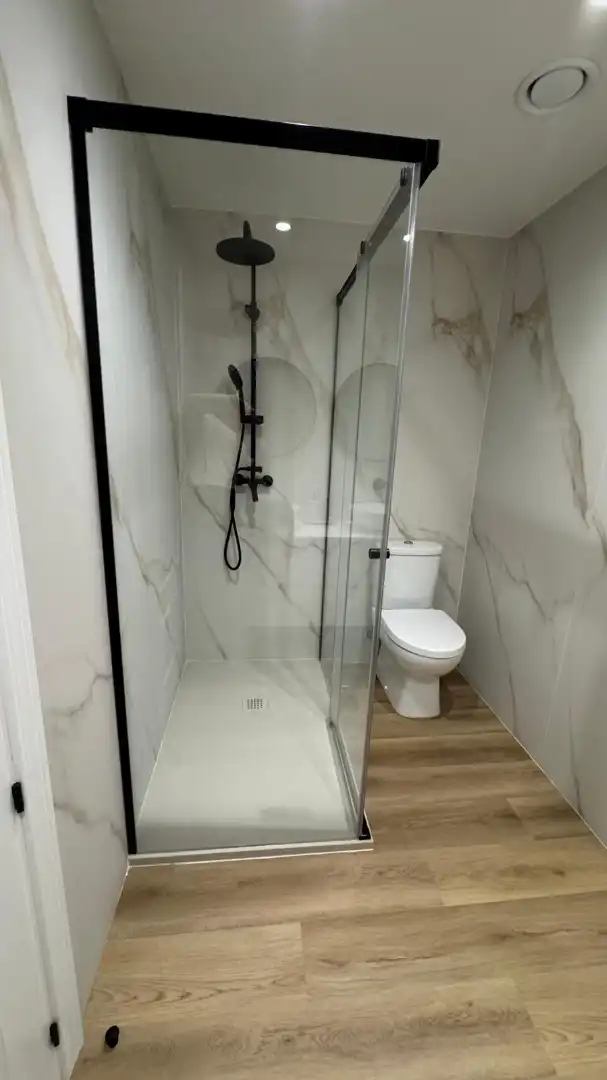 Badezimmer von Einfamilien-Reihenhaus zum Verkauf in Estepona mit Klimaanlage, Terrasse und Ofen