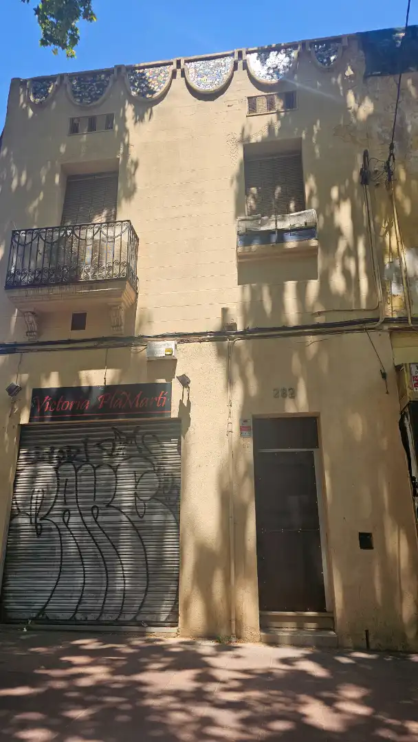 Vista exterior de Casa o xalet en venda en Barcelona amb Terrassa