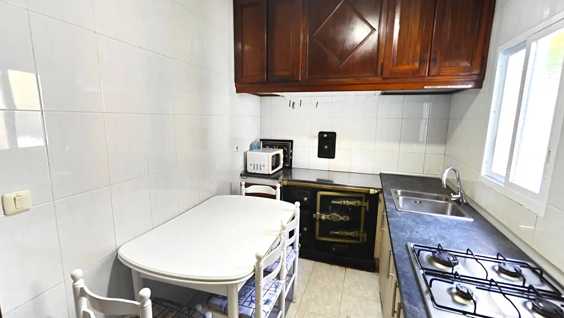 Cuina de Casa o xalet en venda en Santiago de Compostela  amb Jardí privat i Moblat