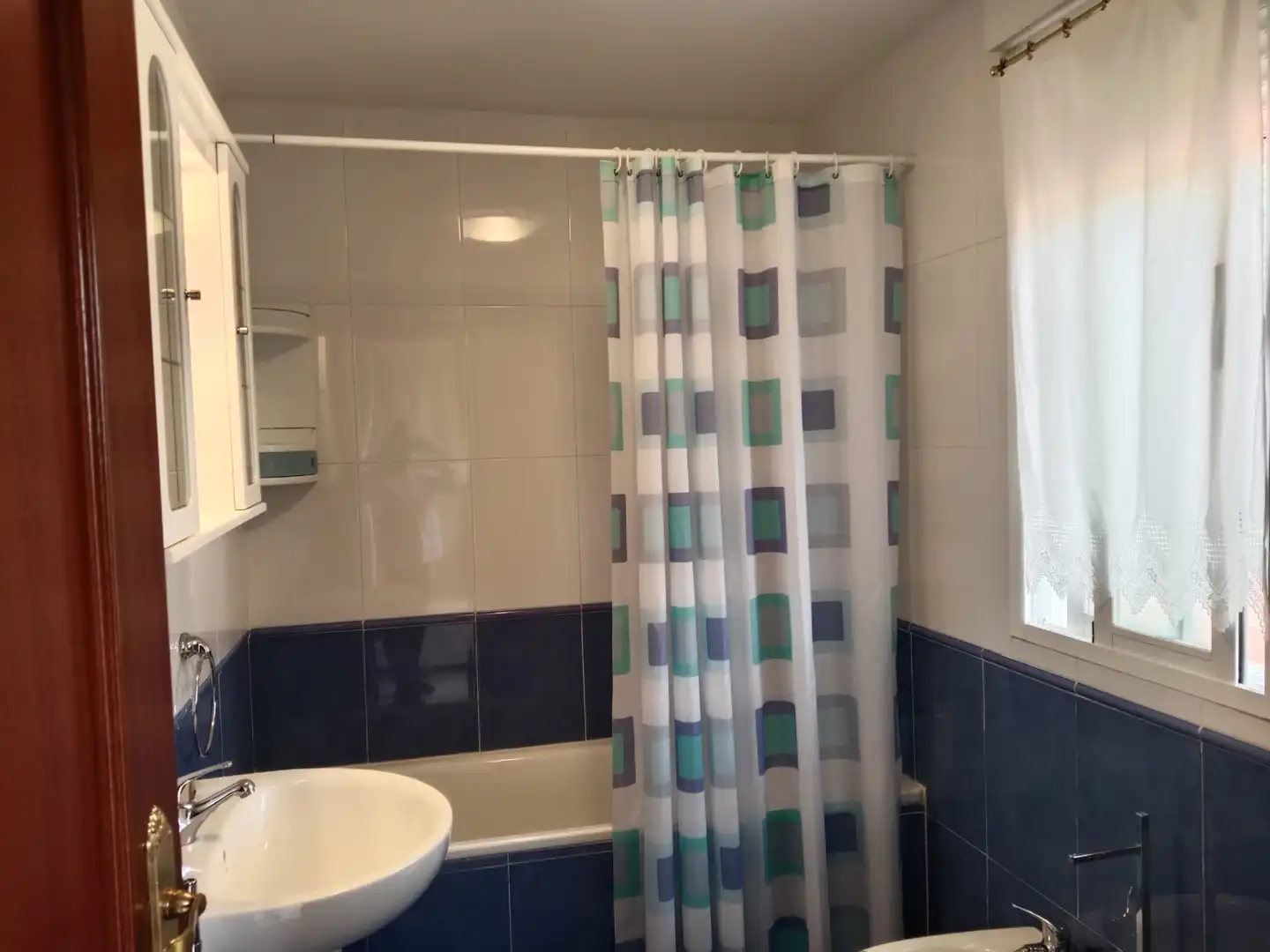 Badezimmer von Einfamilien-Reihenhaus zum Verkauf in Venialbo mit Heizung, Privatgarten und Balkon