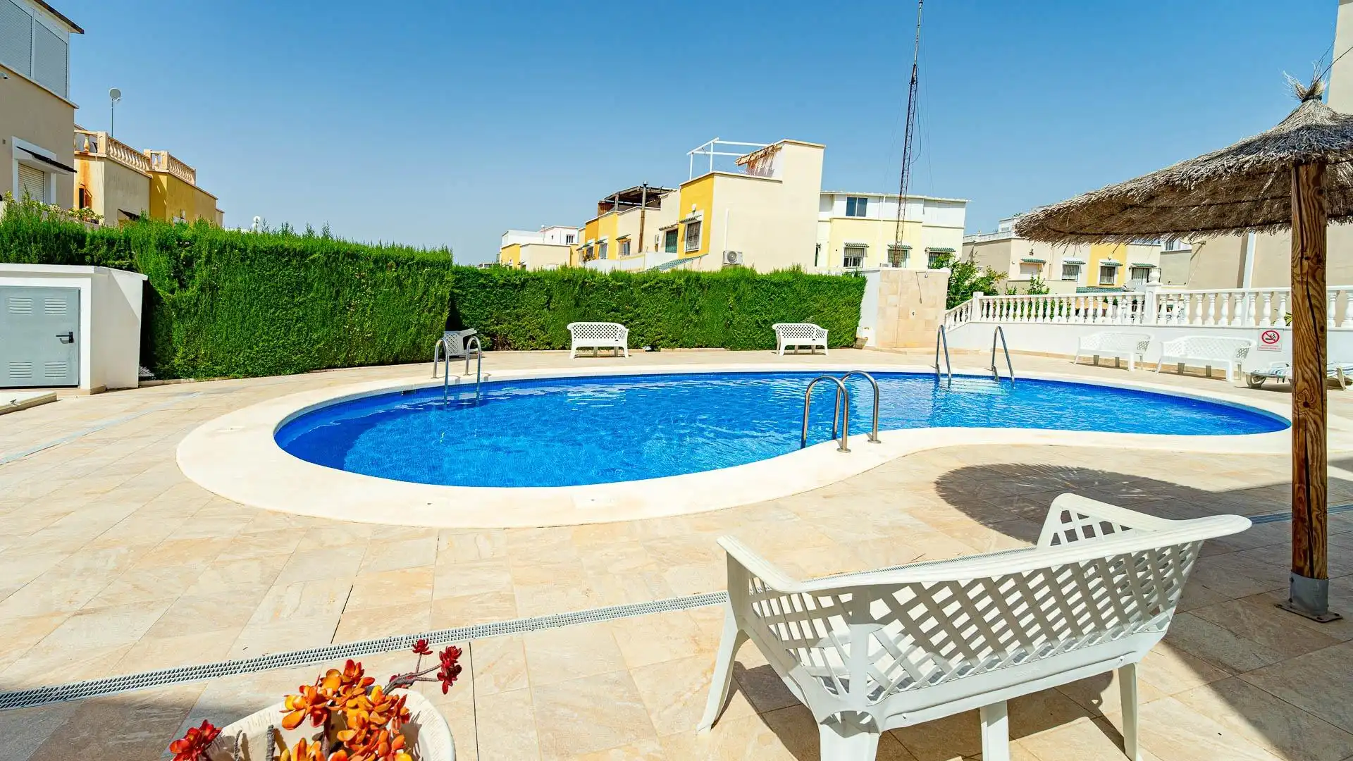 Piscina de Casa adosada en venta en Orihuela con Aire acondicionado, Calefacción y Jardín privado