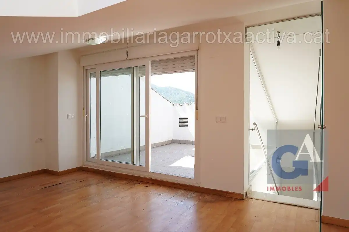 Terrassa de Dúplex en venda en Olot amb Calefacció, Terrassa i Balcó