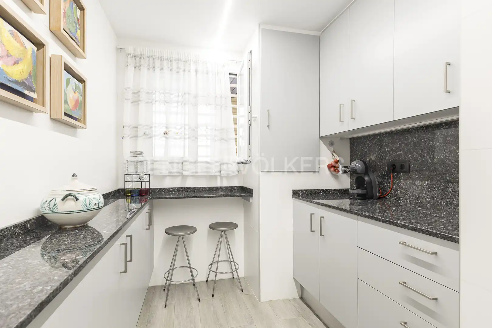 Küche von Einfamilien-Reihenhaus zum Verkauf in Barcelona mit Heizung, Privatgarten und Parkett