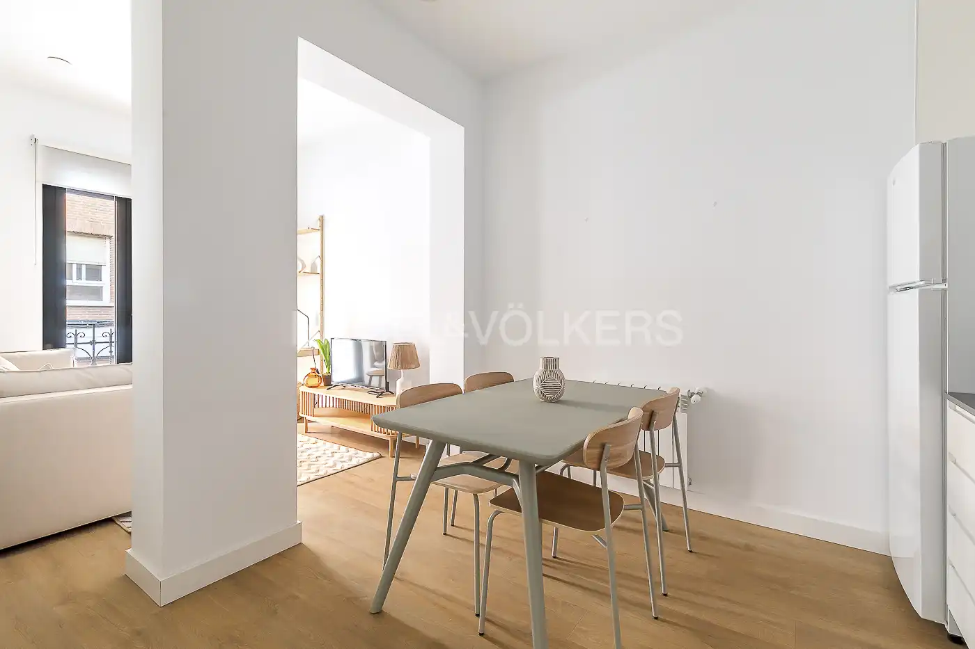 Menjador de Apartament de lloguer en Madrid amb Aire condicionat, Calefacció i Moblat