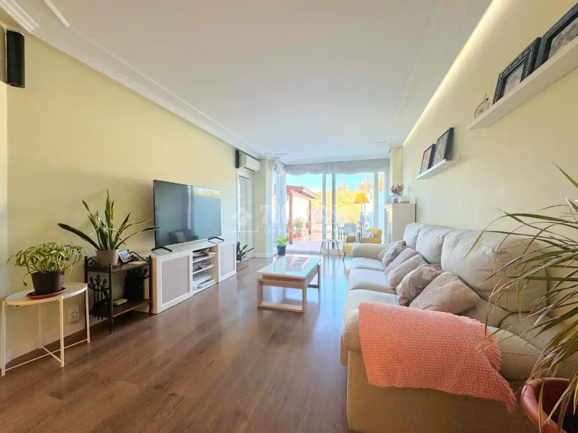 Wohnzimmer von Einfamilien-Reihenhaus zum Verkauf in Arroyomolinos (Madrid) mit Klimaanlage, Heizung und Privatgarten