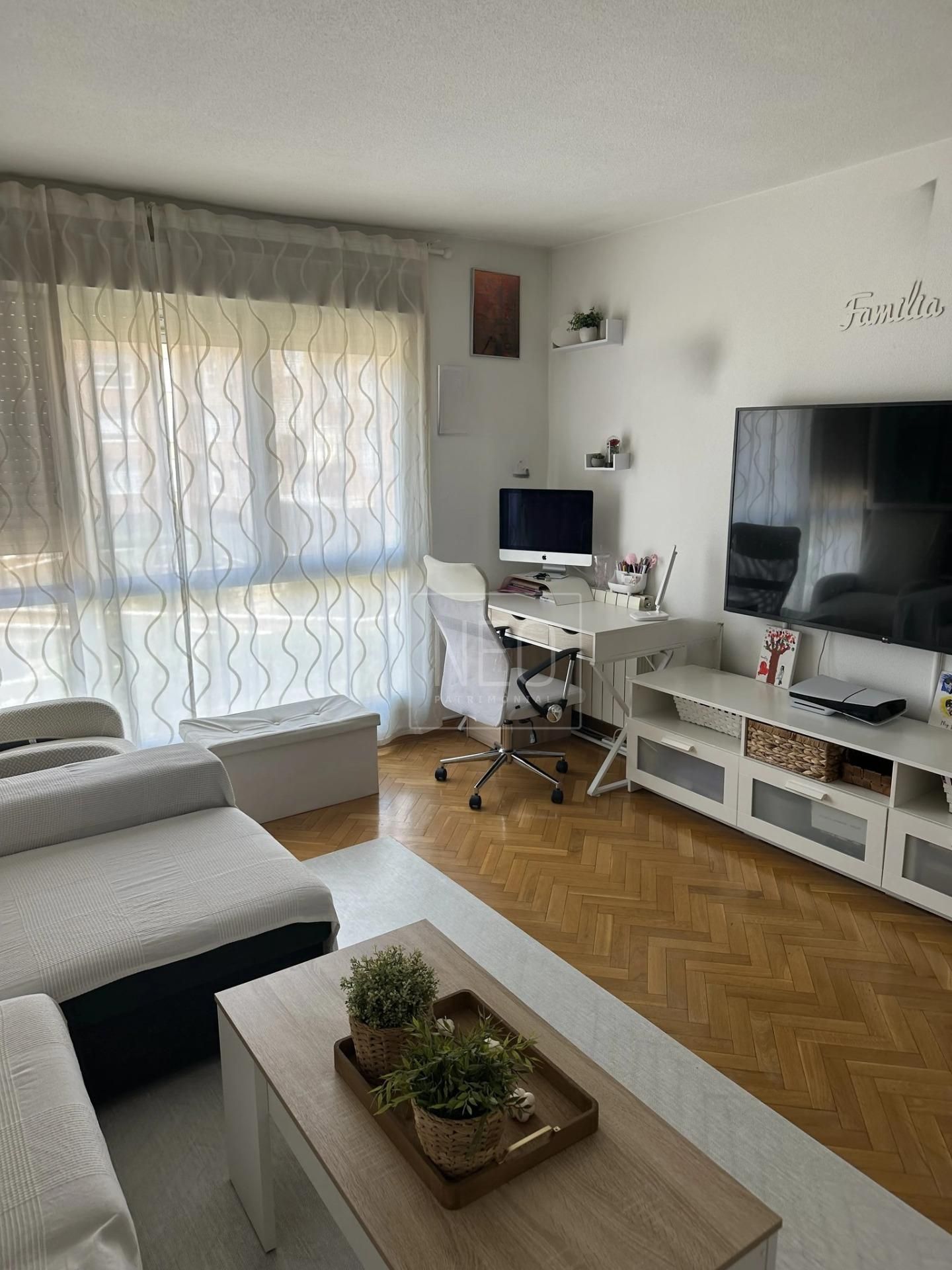Sala d'estar de Pis en venda en  Madrid Capital amb Calefacció, Jardí privat i Parquet