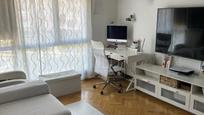 Sala d'estar de Pis en venda en  Madrid Capital amb Calefacció, Jardí privat i Parquet