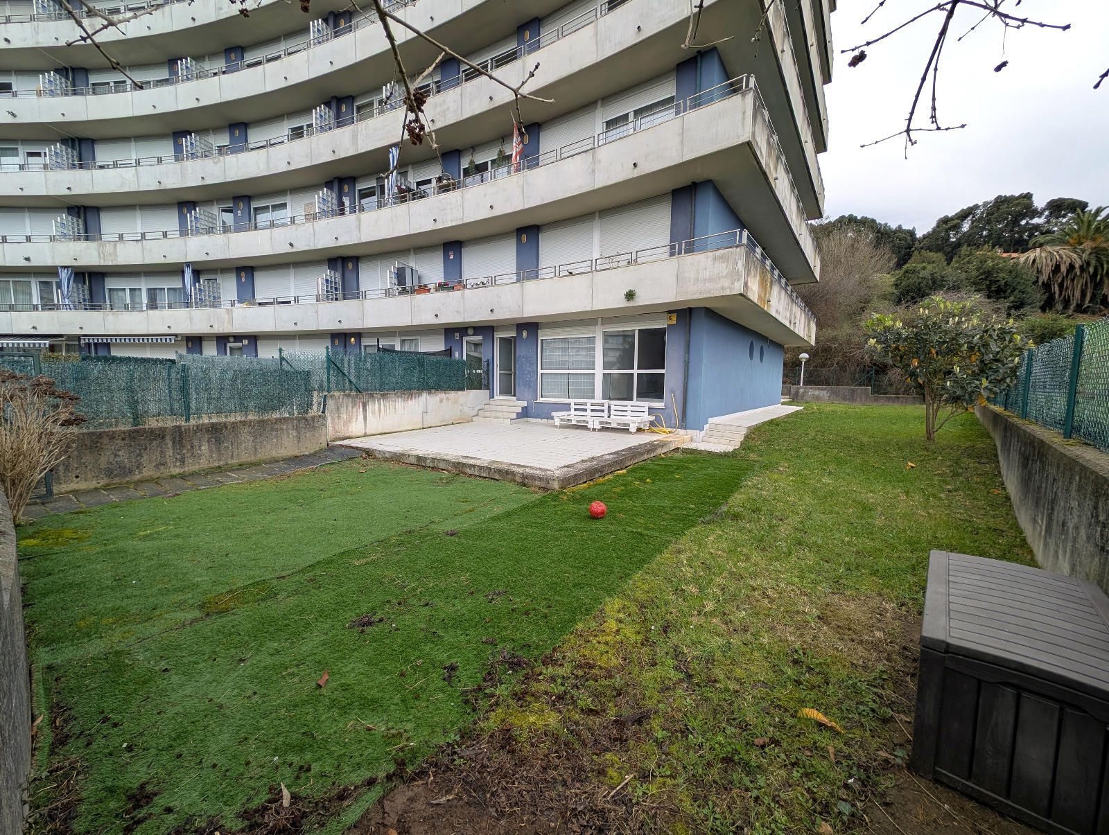 Vista exterior de Pis en venda en Castro-Urdiales amb Calefacció, Jardí privat i Terrassa