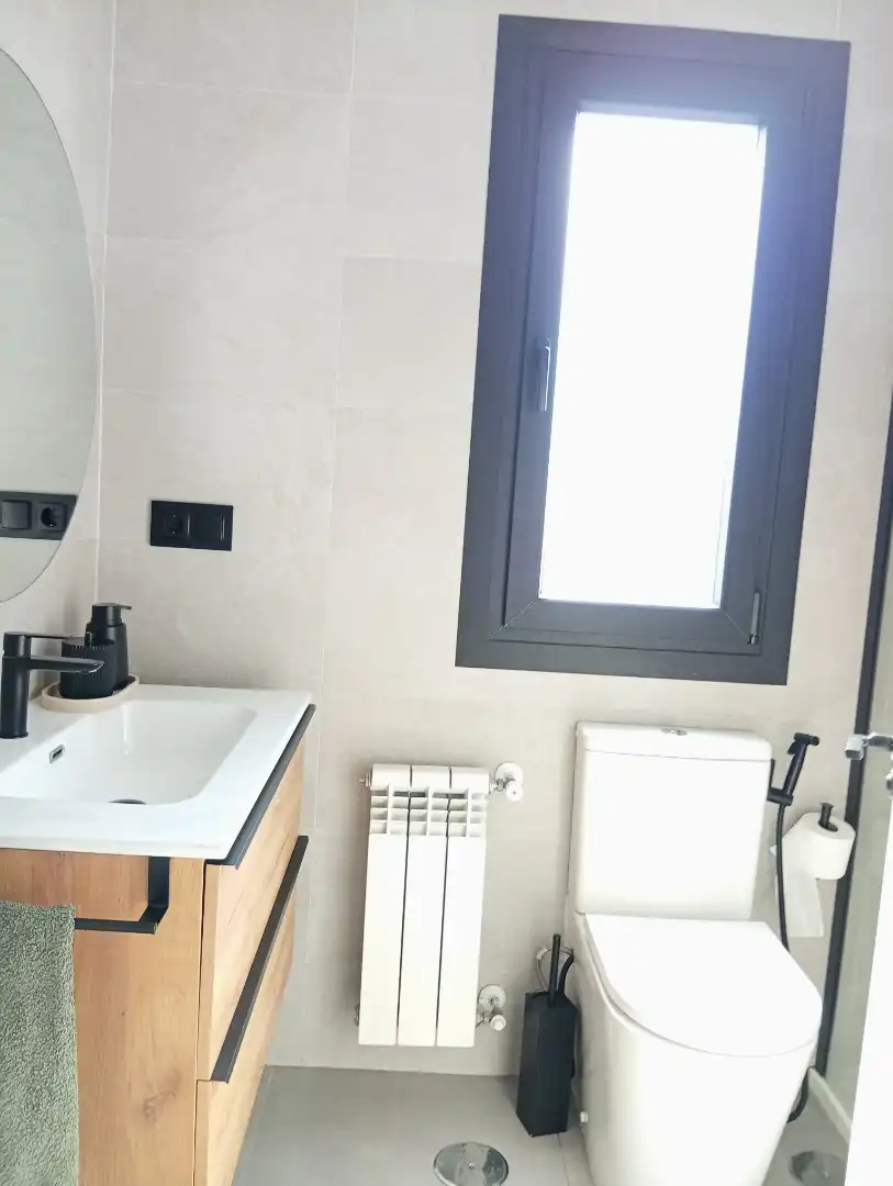 Bathroom of Flat for sale in Madrid  with Air Conditioner, Heating and Storage room