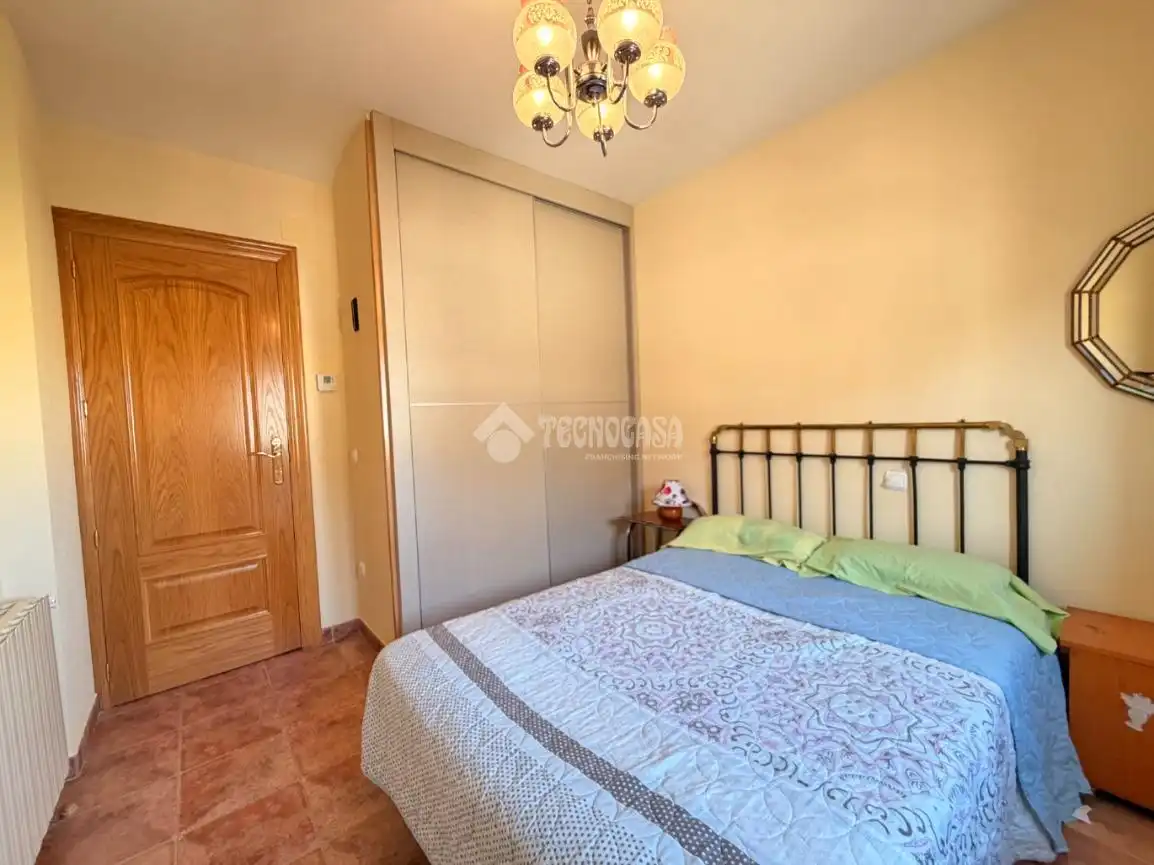 Habitación de Casa adosada en venta en Segovia con Calefacción