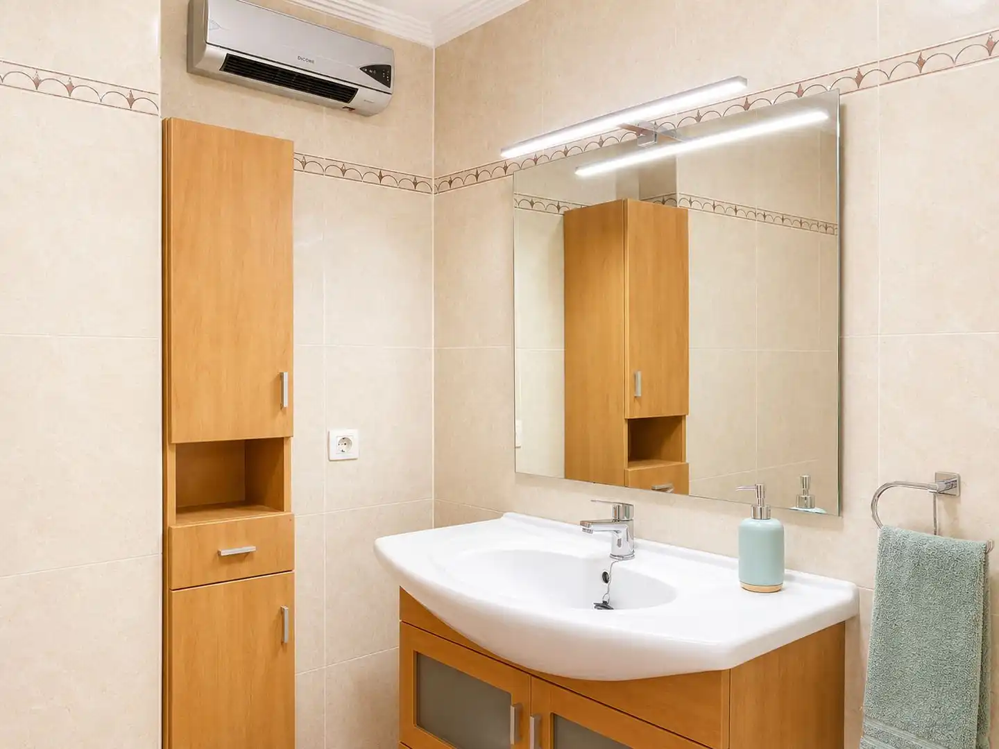 Badezimmer von Wohnung zur Miete in Castellón de la Plana / Castelló de la Plana mit Klimaanlage