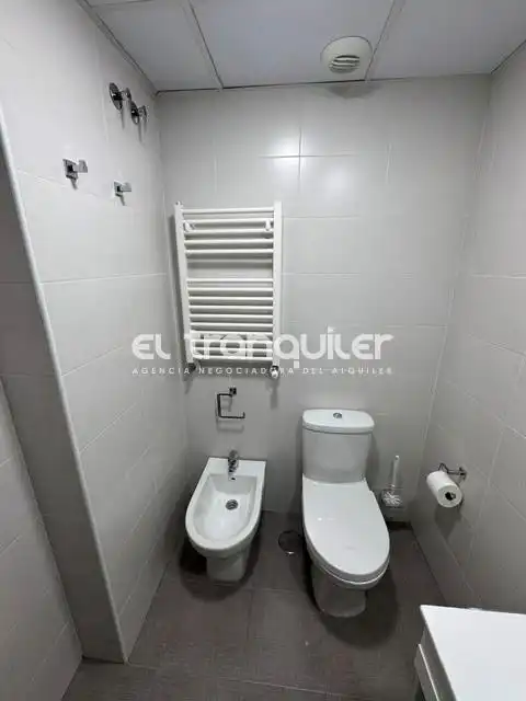 Badezimmer von Wohnung zur Miete in Las Rozas de Madrid mit Klimaanlage, Abstellraum und Waschmaschine