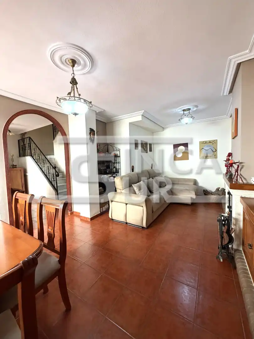 Sala de estar de Casa adosada en venta en Roquetas de Mar con Aire acondicionado, Calefacción y Terraza