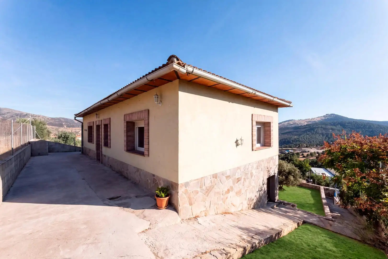 Vista exterior de Casa o xalet en venda en Santa María de la Alameda amb Calefacció, Jardí privat i Terrassa