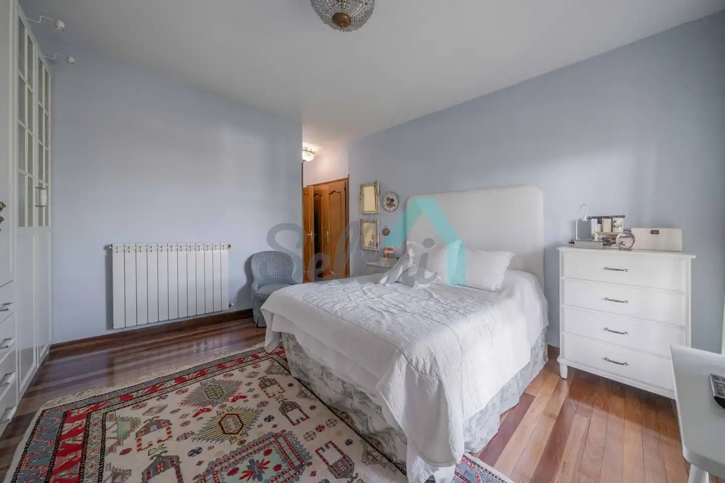 Dormitori de Casa o xalet en venda en Oviedo  amb Calefacció, Jardí privat i Parquet