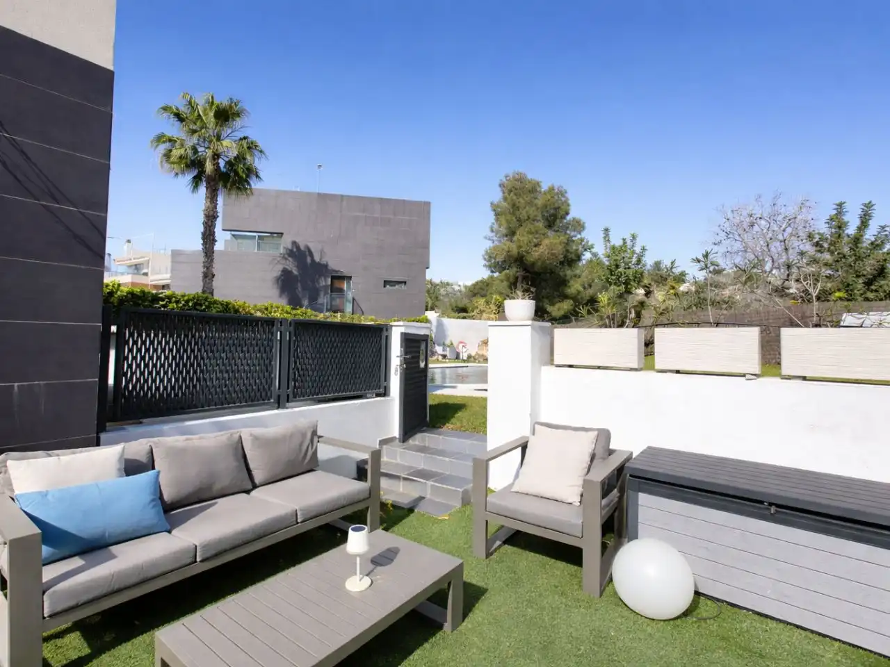 House with pool for sale in Calle Paso de Calais 13, imagen 2