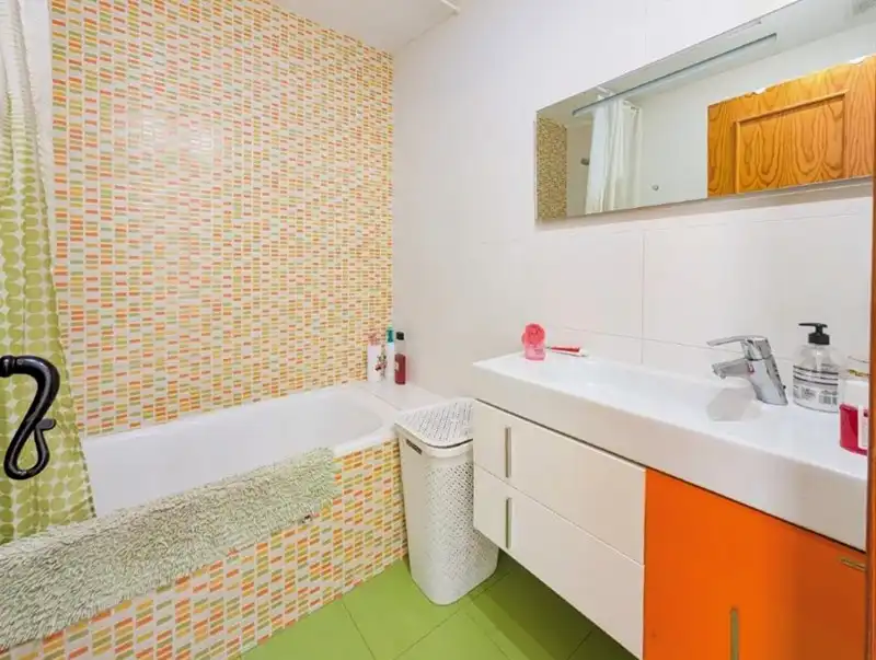Badezimmer von Einfamilien-Reihenhaus zum Verkauf in Pulianas mit Klimaanlage, Parkett und Terrasse