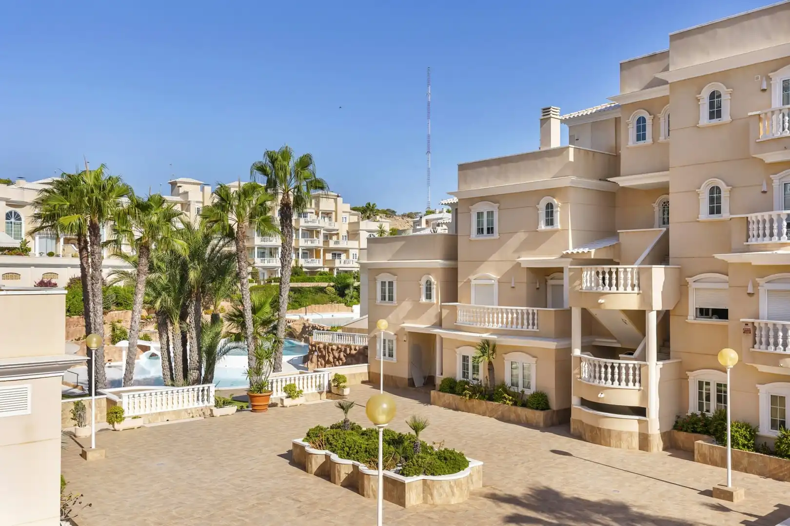 Vista exterior de Piso en venta en Guardamar del Segura con Calefacción, Terraza y Piscina