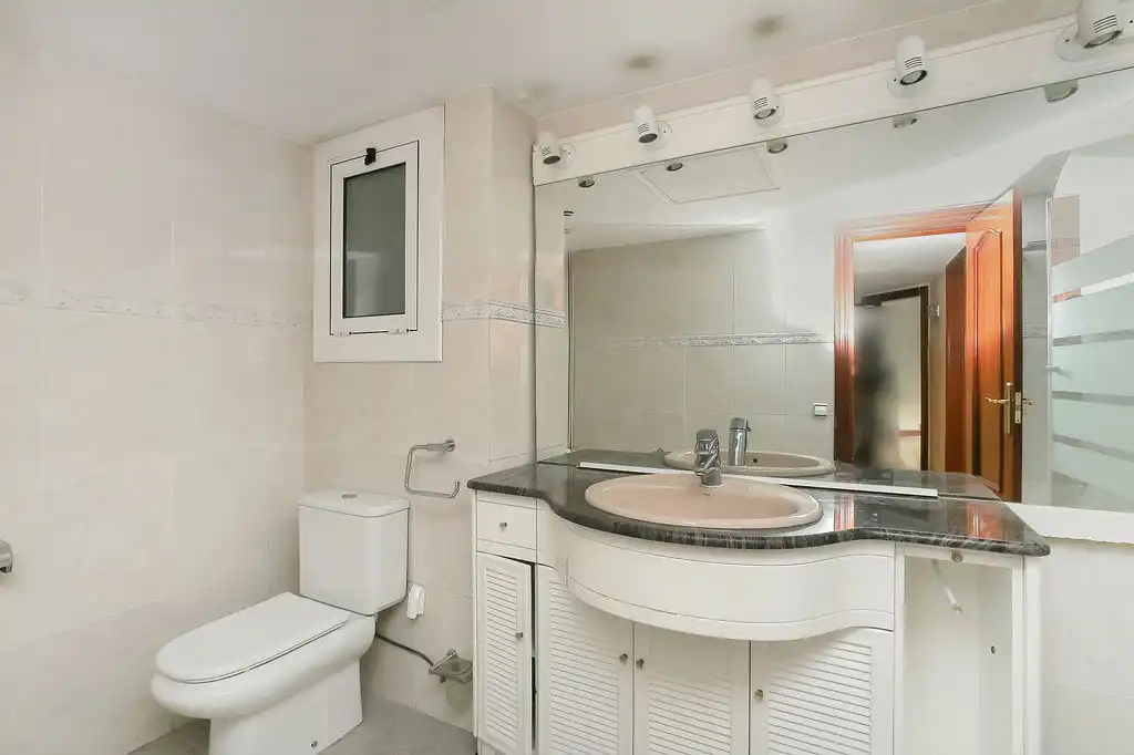 Badezimmer von Wohnung zum Verkauf in Barcelona mit Heizung