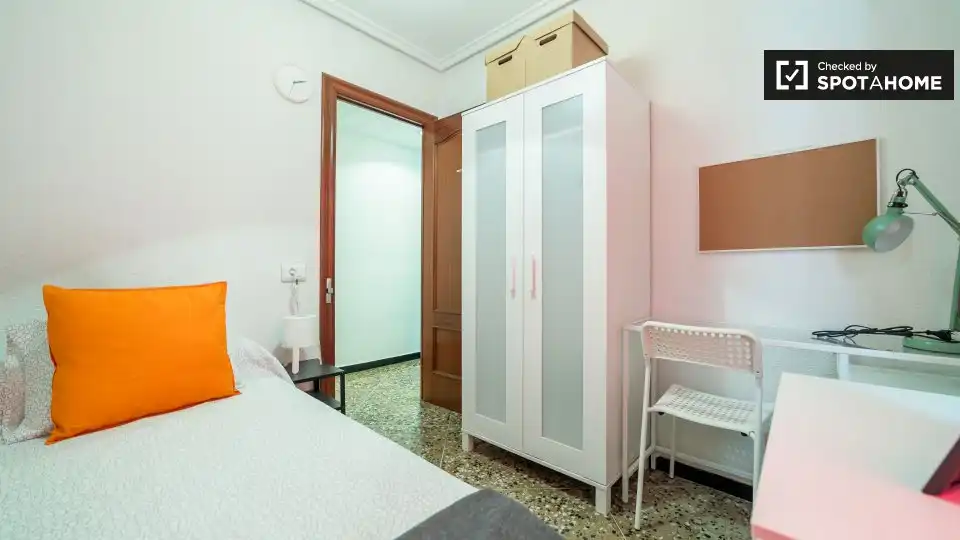 Habitación de Piso de alquiler en Valencia con Aire acondicionado, Calefacción y Amueblado