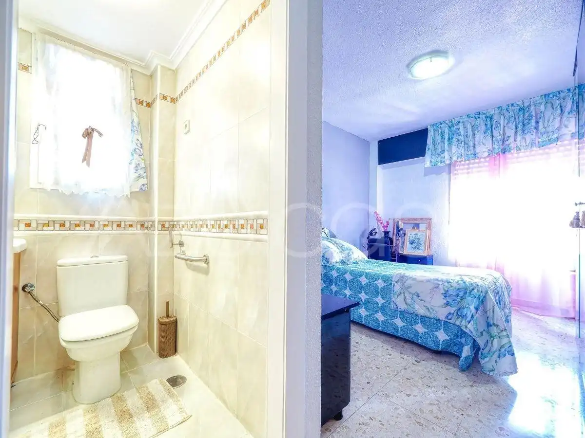 Bathroom of Flat for sale in Benidorm  with Air Conditioner and Community pool