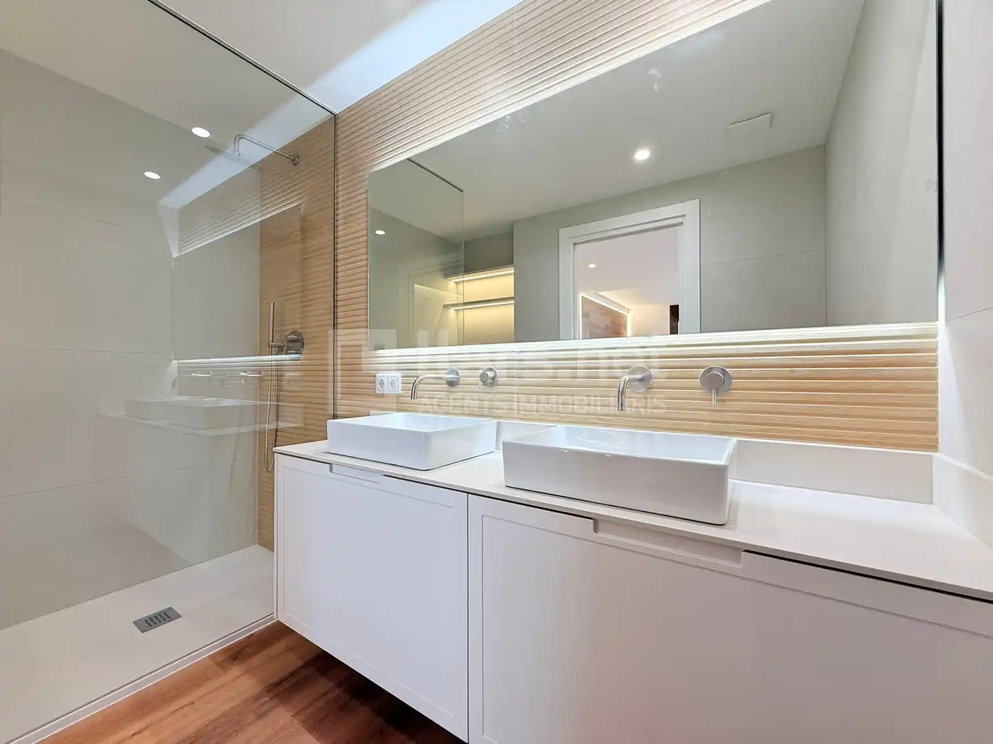 Badezimmer von Wohnung zum Verkauf in Vilanova i la Geltrú mit Klimaanlage, Parkett und Terrasse