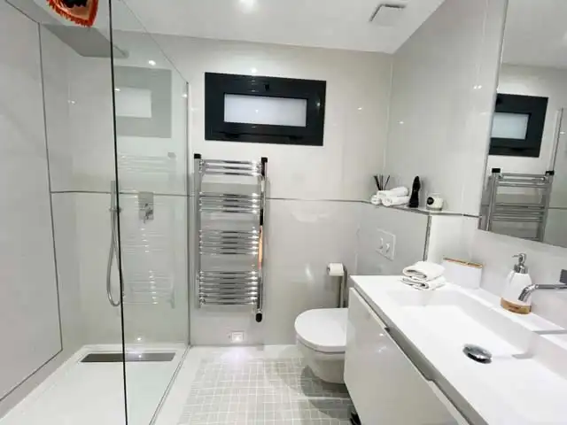 Bany de Apartament de lloguer en Marbella amb Aire condicionat, Moblat i Es permeten mascotes