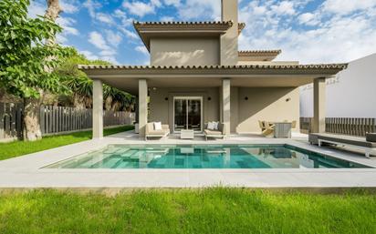 Swimming pool of House or chalet for sale in Marbella  with Air Conditioner, Private garden and Terrace
