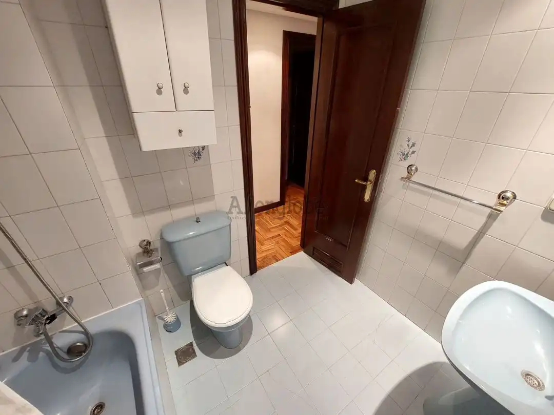 Bathroom of Flat for rent in Oviedo   with Heating