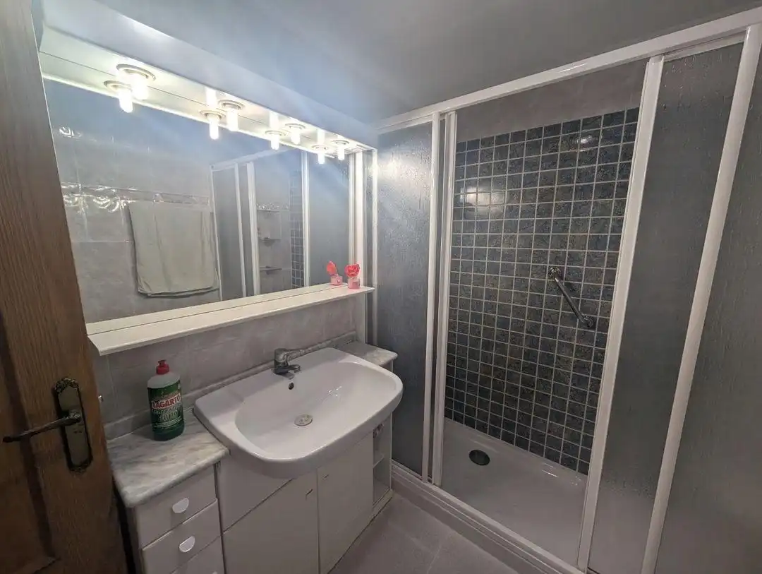 Badezimmer von Wohnung zum Verkauf in Valencia mit Klimaanlage und Möbliert