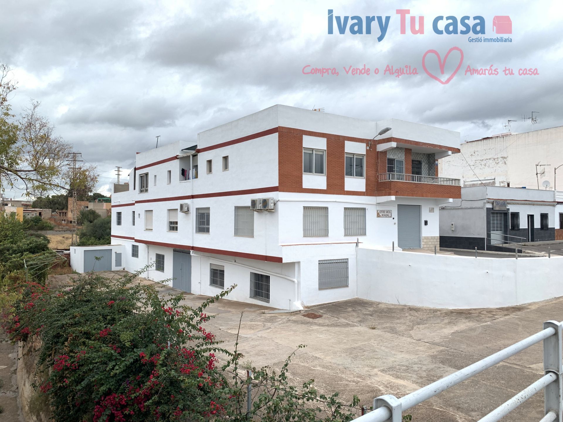 Vista exterior de Edifici en venda en Castellón de la Plana / Castelló de la Plana