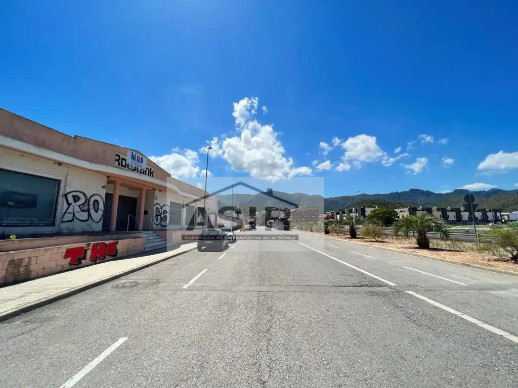 Industrial buildings for rent in Favara