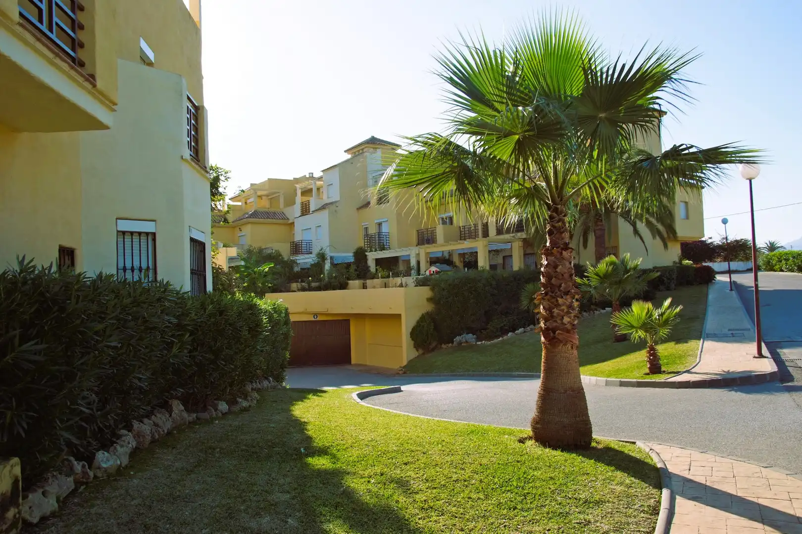 Vista exterior de Casa adosada en venta en Estepona con Aire acondicionado, Calefacción y Jardín privado