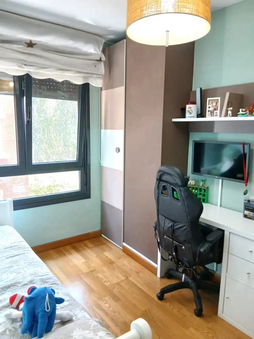 Habitación de Piso en venta en Gijón  con Calefacción, Parquet y Trastero