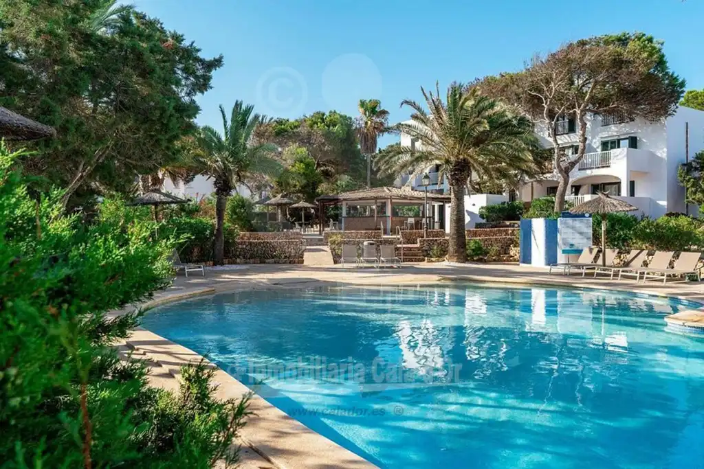 Schwimmbecken von Wohnungen zum Verkauf in Santanyí mit Klimaanlage, Privatgarten und Terrasse