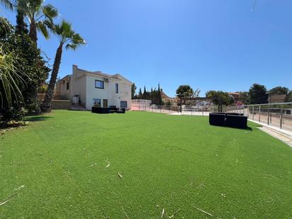 Vista exterior de Casa o xalet en venda en Torrevieja amb Jardí privat, Terrassa i Piscina