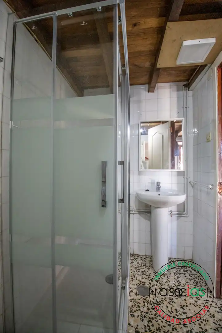 Badezimmer von Einfamilien-Reihenhaus zum Verkauf in Colunga mit Heizung