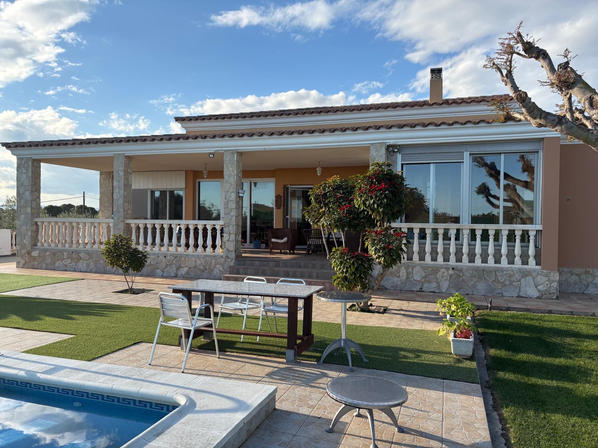 Vista exterior de Finca rústica en venda en Vinaròs amb Calefacció, Terrassa i Piscina