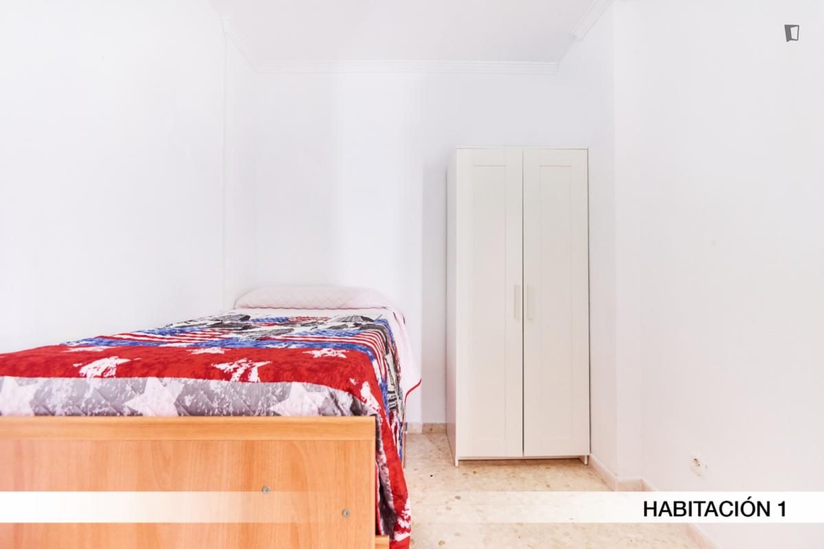 Apartment for share in Triana Este