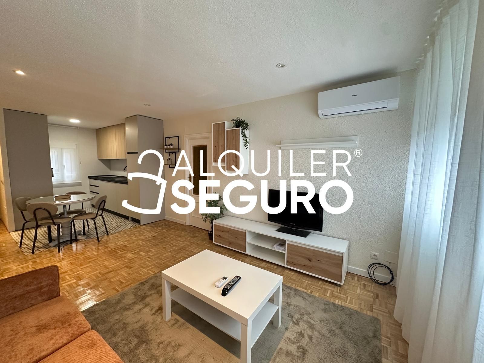 Sala d'estar de Pis de lloguer en  Madrid Capital amb Aire condicionat i Moblat