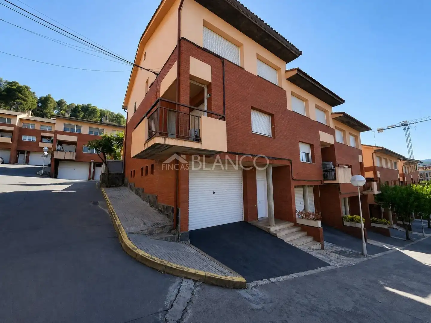 Vista exterior de Casa o xalet en venda en Sant Andreu de la Barca amb Calefacció, Traster i Piscina comunitària