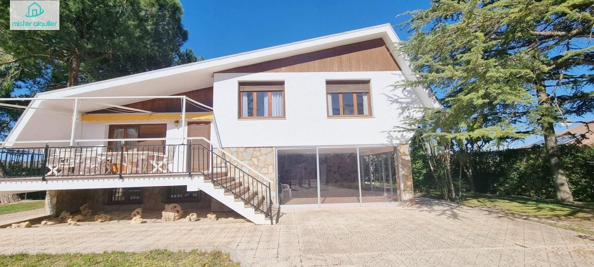 Vista exterior de Casa o xalet de lloguer en Petrer amb Calefacció, Jardí privat i Terrassa