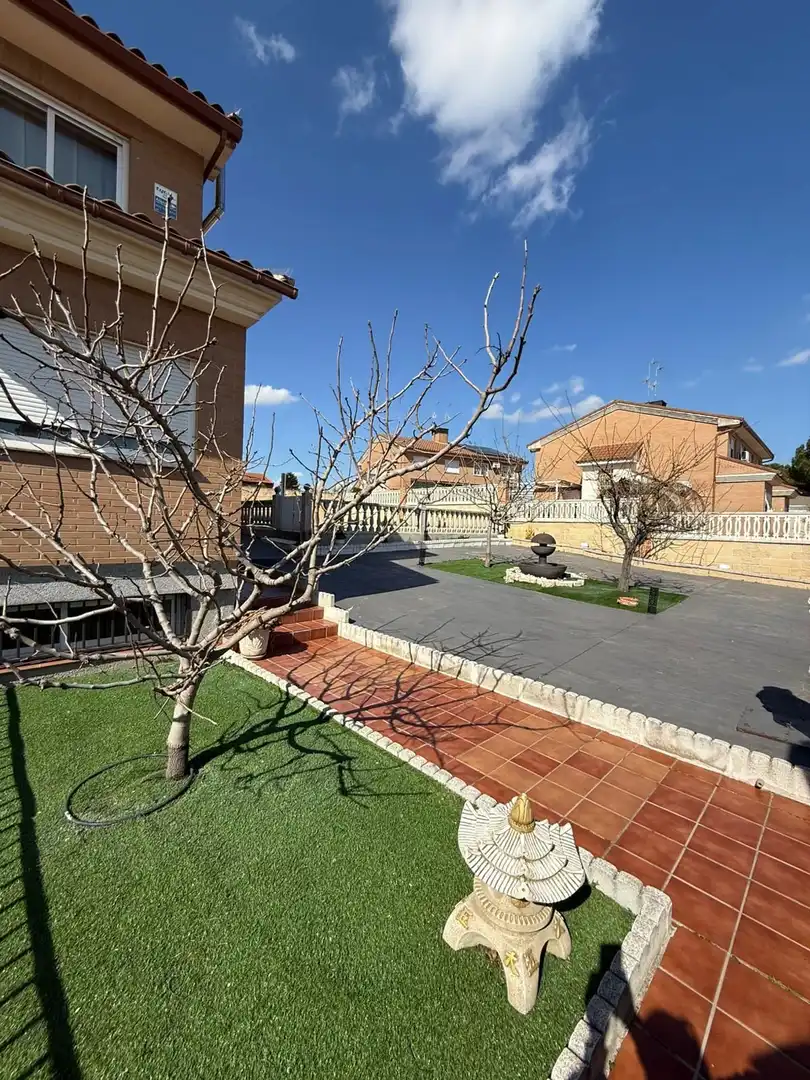 Jardí de Casa o xalet en venda en Camarena amb Aire condicionat, Calefacció i Jardí privat